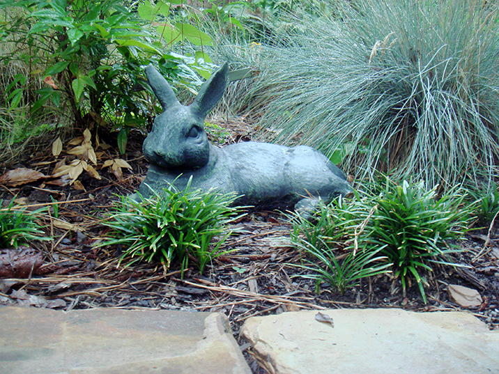 Cerimonie funebri per animali da compagnia, statua coniglio