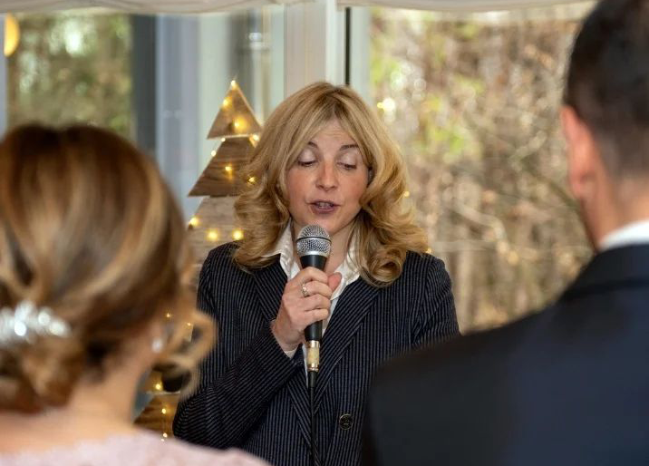 Paola Minussi Celebrante Laico Umanista con Sposi durante una cerimonia civile