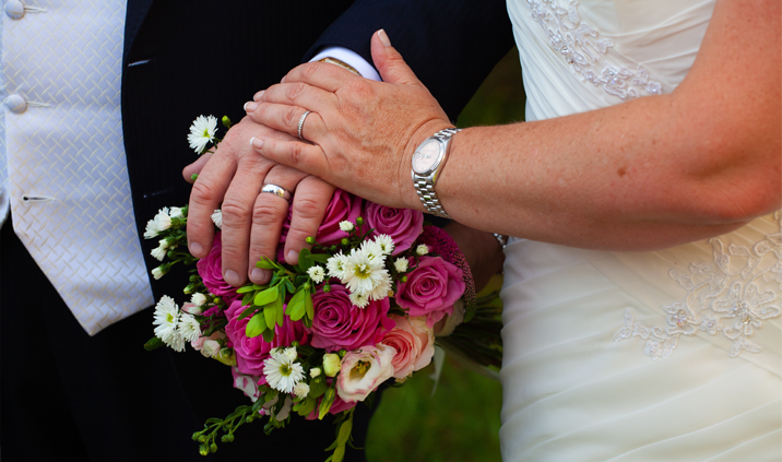 Rinnovo promesse matrimonio con bouquet di fiori