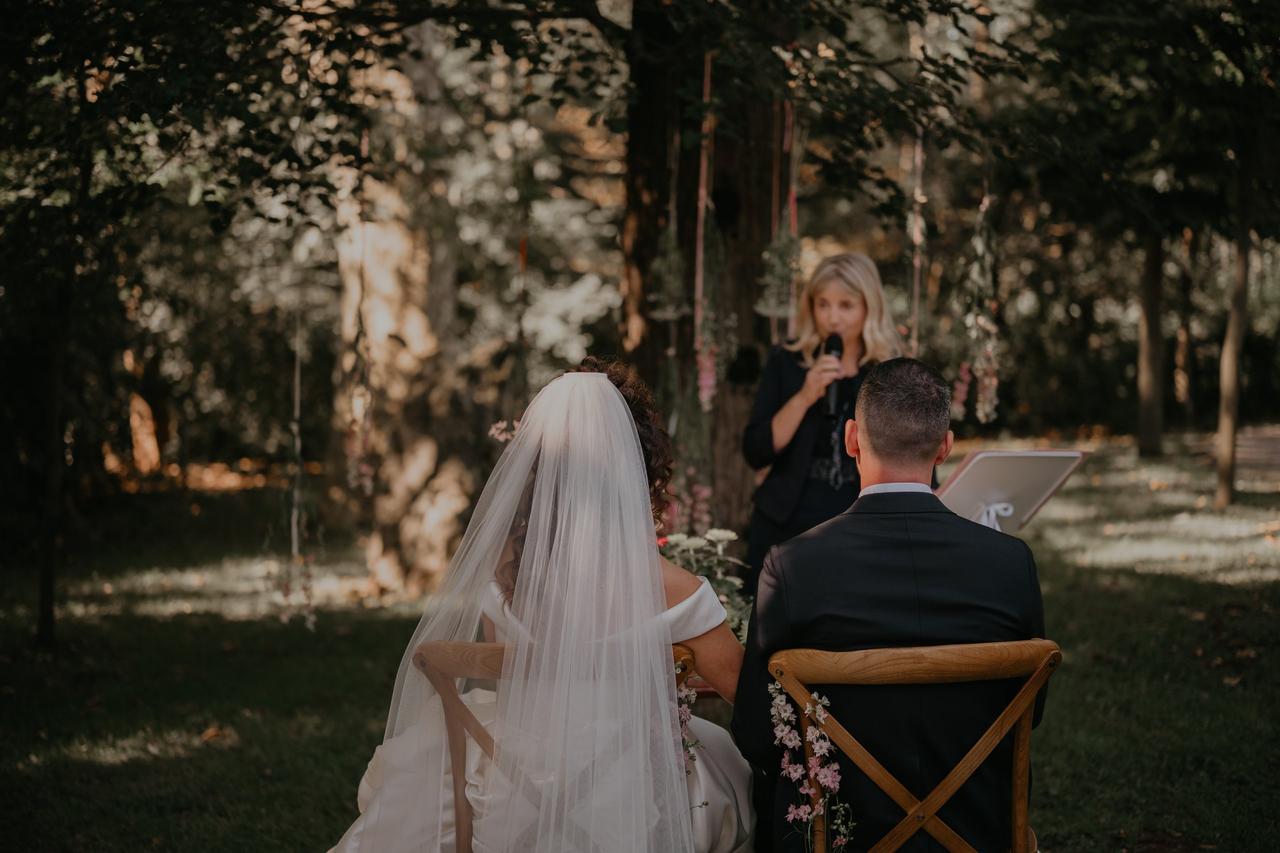 Paola celebra la cerimonia di matrimonio di Giulia e Matteo