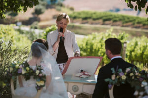 Paola Minussi celebra un cerimonia di matrimonio laico-umanista