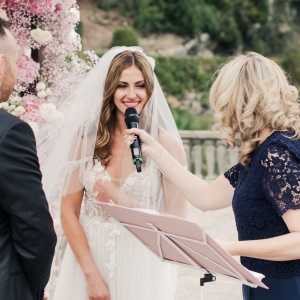 Paola Minussi con gli Sposi Erica e Jake durante la celebrazione del loro matrimonio