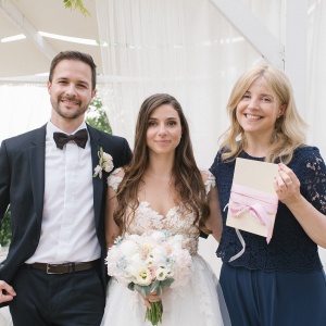Paola Minussi con gli sposi Giulia e Livio