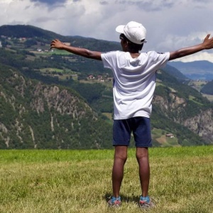 Bambino adottato in montagna