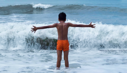 Bambino adottato al mare